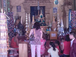 Intérieur du temple de Wat Simuang