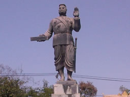 Statue du Roi Sisavang Vong trônant devant l’entrée principale de Wat Simuang.